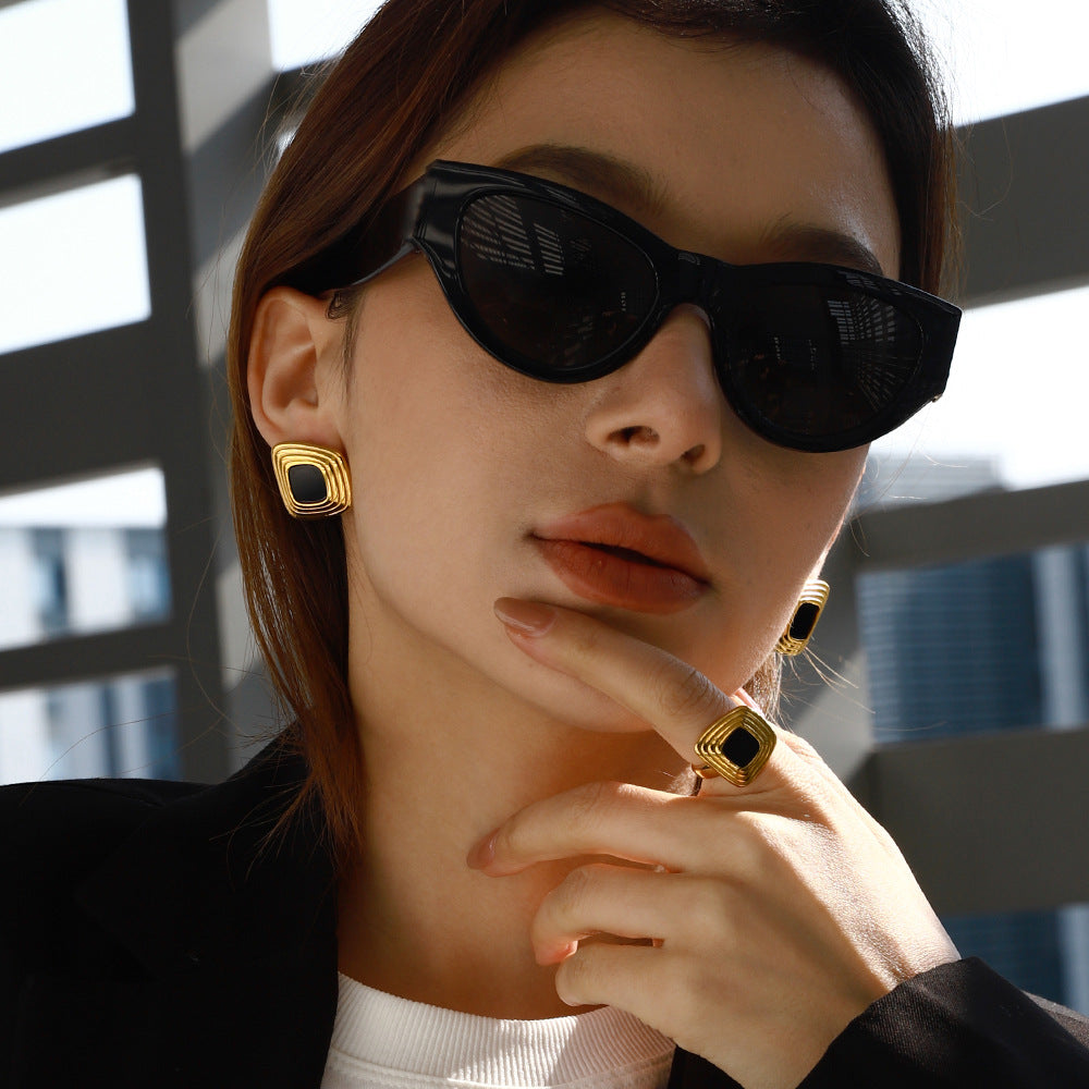 Retro Ripple Black & Gold Ring
