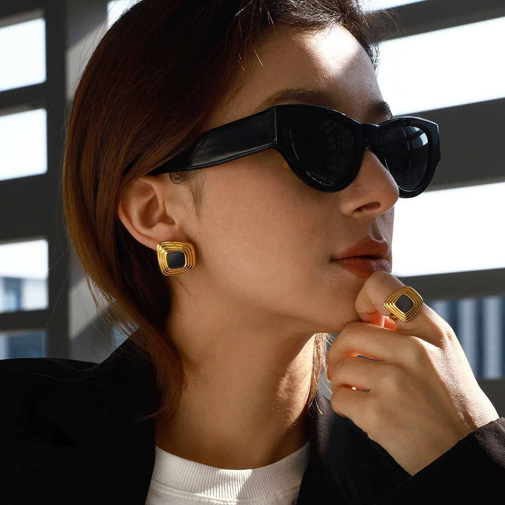 Retro Ripple Black & Gold Ring