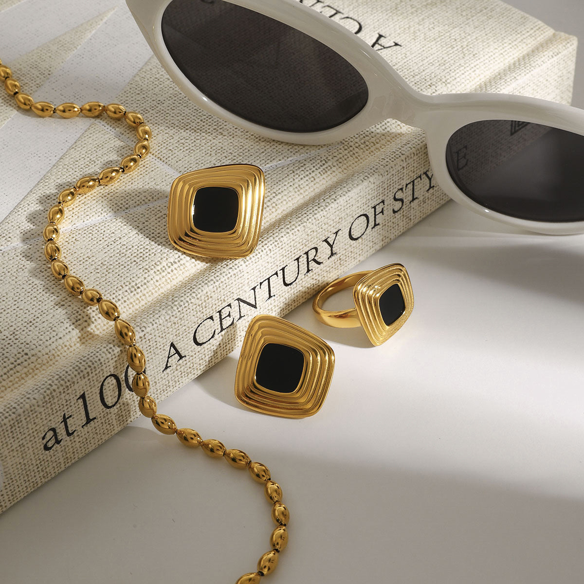 Retro Ripple Black & Gold Ring